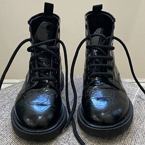 AGL Moreen Bootie - Patent Leather Black Crocodile (EU 38.5, US 8.5)